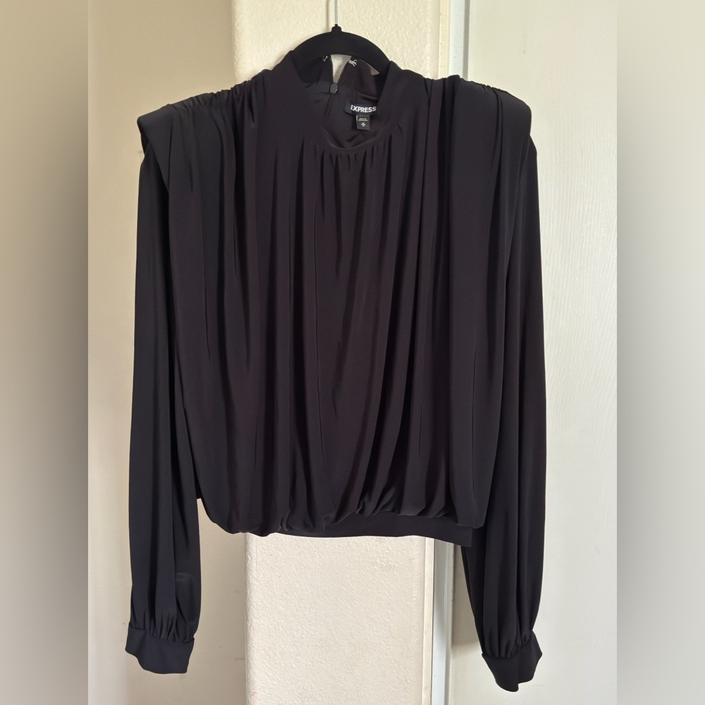 Express Padded Shoulder Ruched Top - Picture 4 of 6